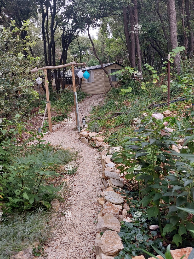 Due lotti arredati con case mobili – a 30 secondi dalla spiaggia – investimento di prima qualità in Istria